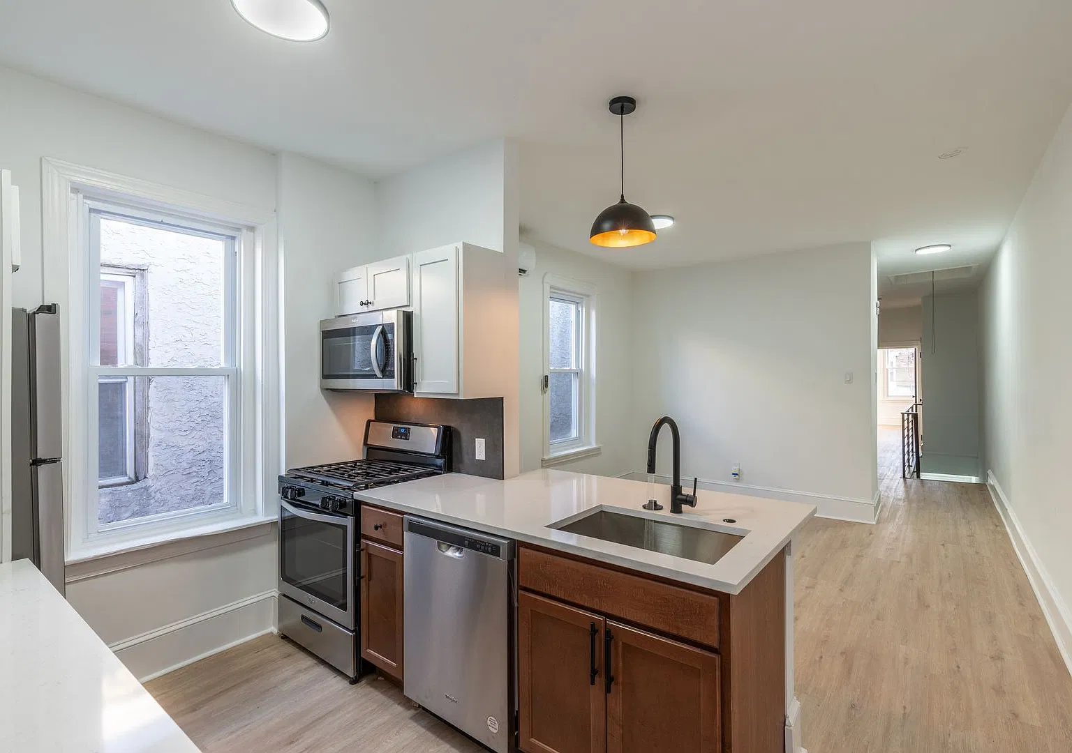 Spacious 3-bedroom top-floor apartment — Photo 1