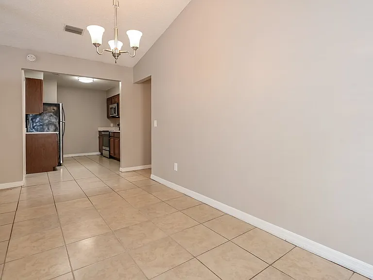 1834 Manitoba Ct N — Photo 6