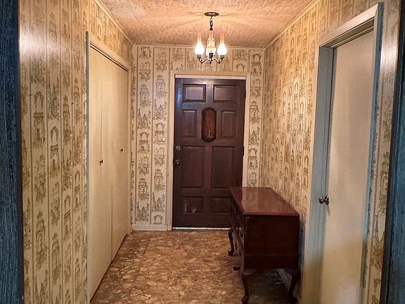 5th image of 904 Sayers St