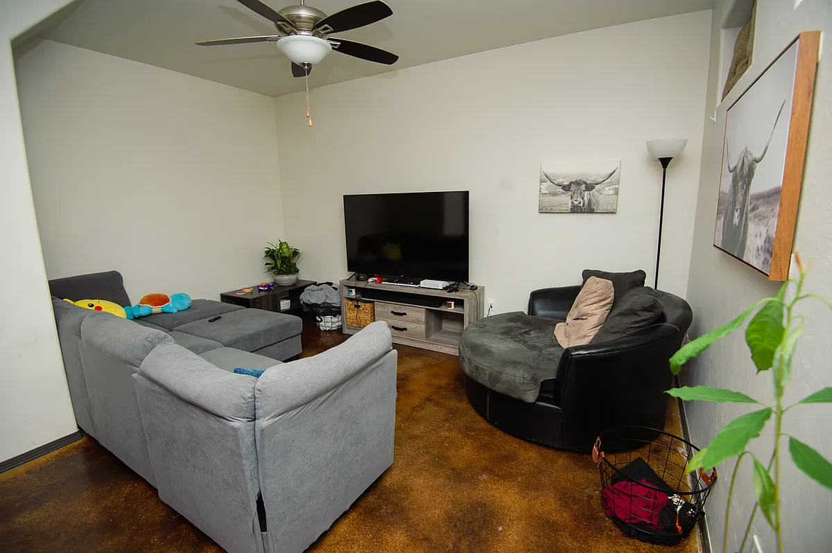 Building Photo - 136 W Elm Ave #1