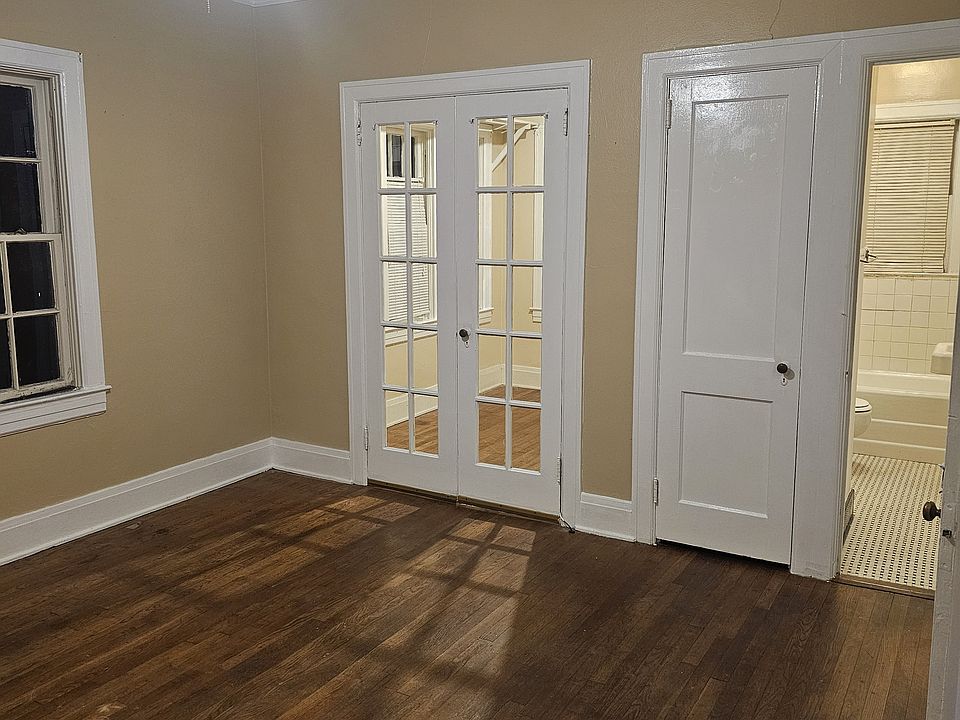 2nd image of 924 Rosedale Ave