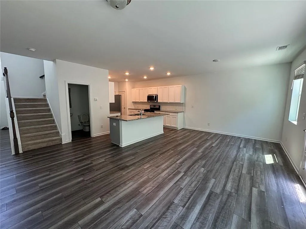 3 bed, 2.5 bath, 1900 sqft, $2,800 — Photo 4