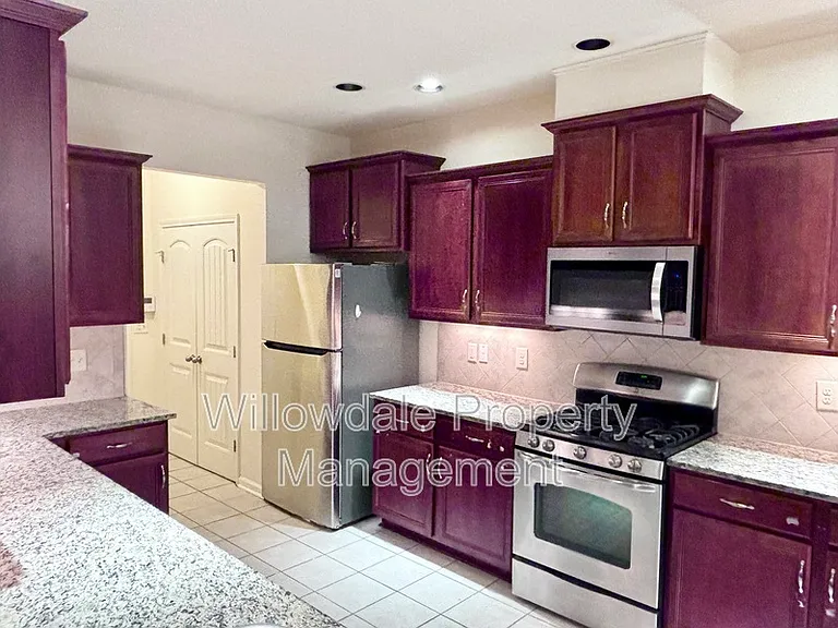 535 Whitworth Ln — Photo 5