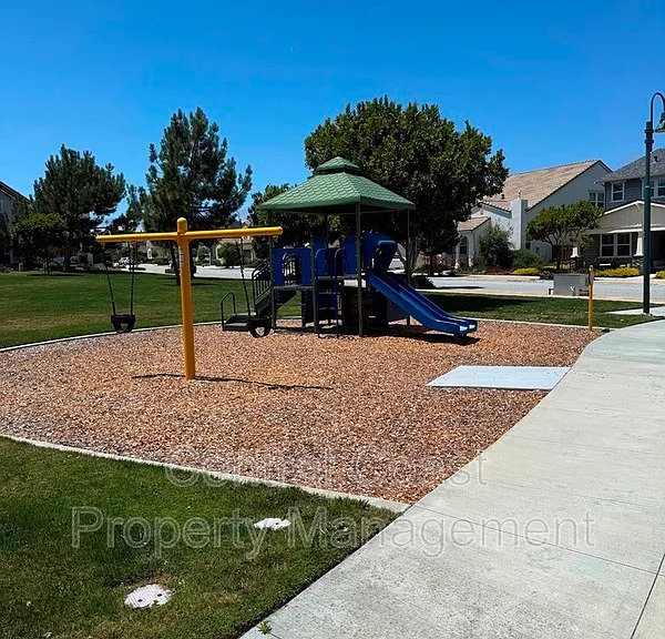 490 Palisade Dr — Photo 29