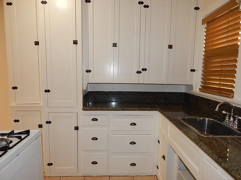 809 E Tujunga Ave — Photo 15