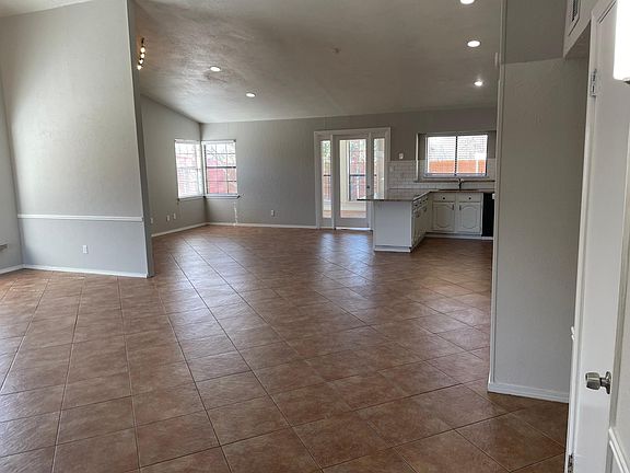 Room to make the space your own. e
Easy care tile 
Light and bright