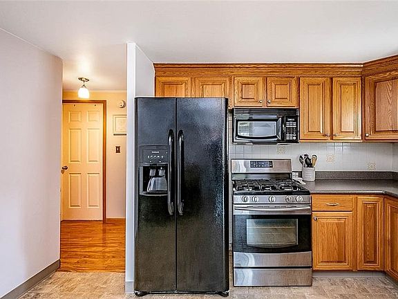 4th image of 69 Satinwood Dr
