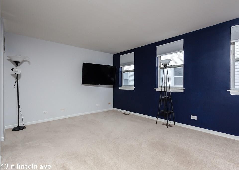 1st image of 2943 N Lincoln Ave #425