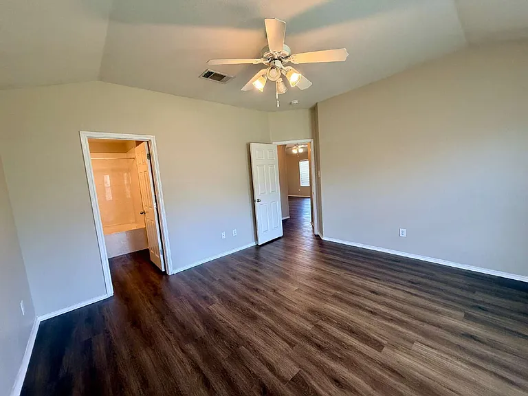 516 W South St — Photo 11