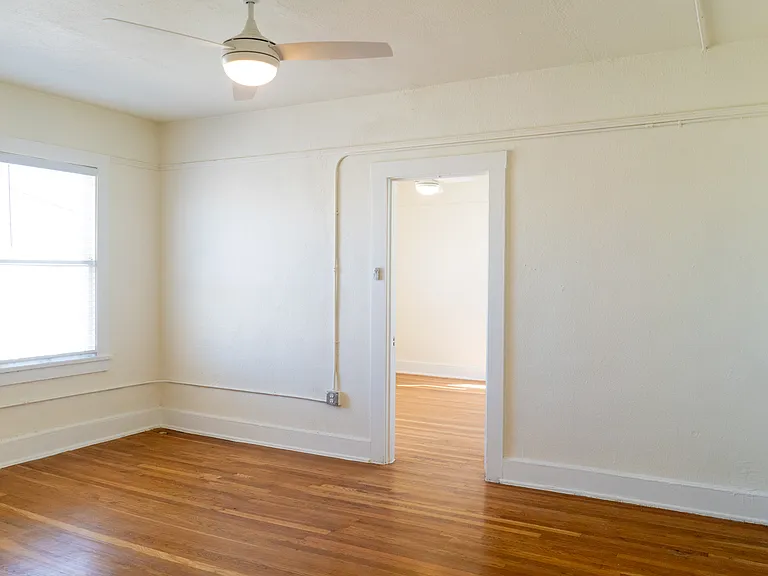 910 N. Oregon — Photo 11