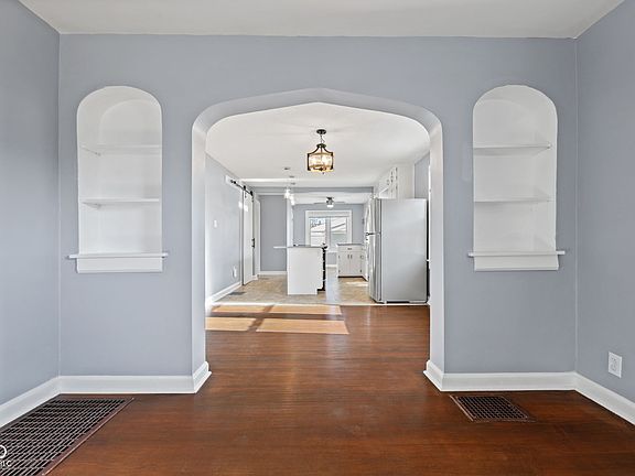 4th image of 1521 N Euclid Ave