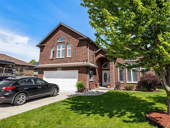 3rd image of 242 Donald Cres