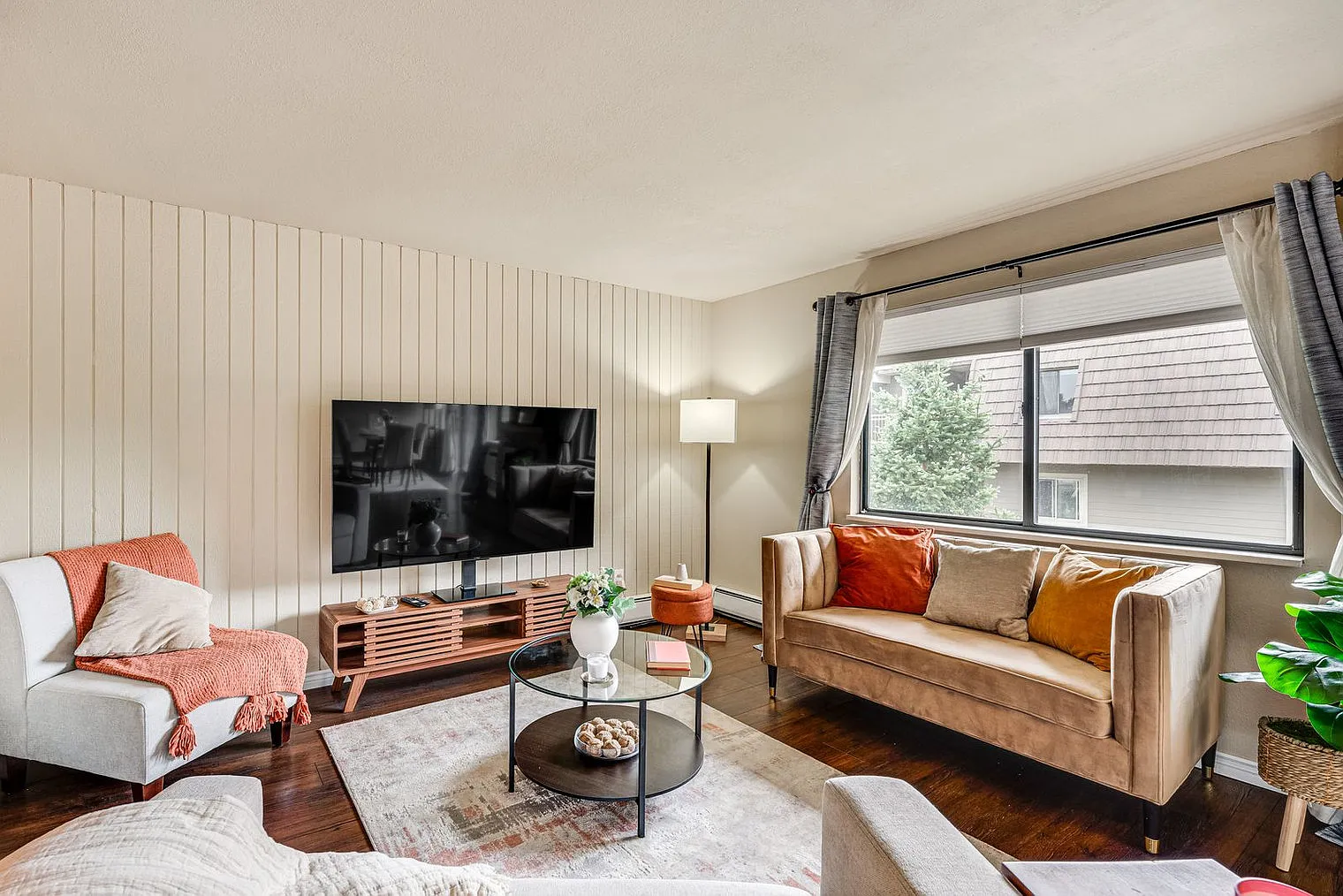 2 bed, 1.0 bath, 861 sqft, $3,745 — Photo 2