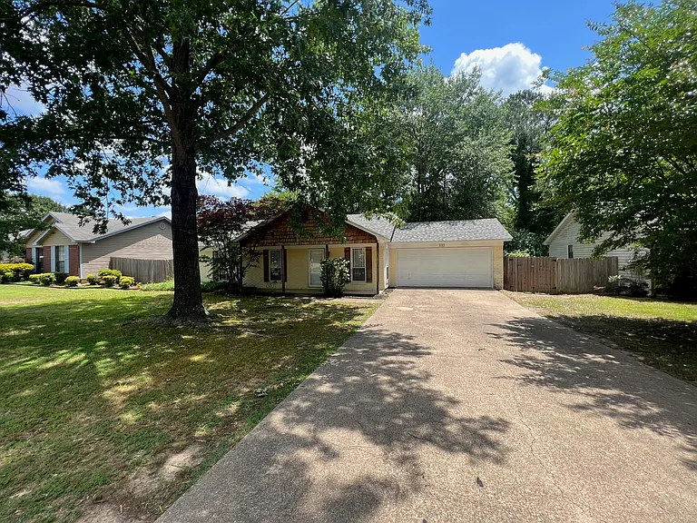 1011 Green Valley Dr — Photo 2
