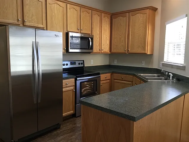 3 bed, 2.0 bath, 1972 sqft, $2,500 — Photo 2
