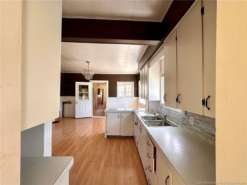 10th image of 233 Hilldale Rd