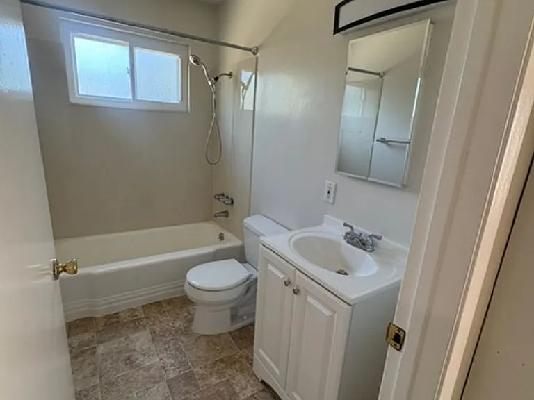 1437 Ward St — Photo 12
