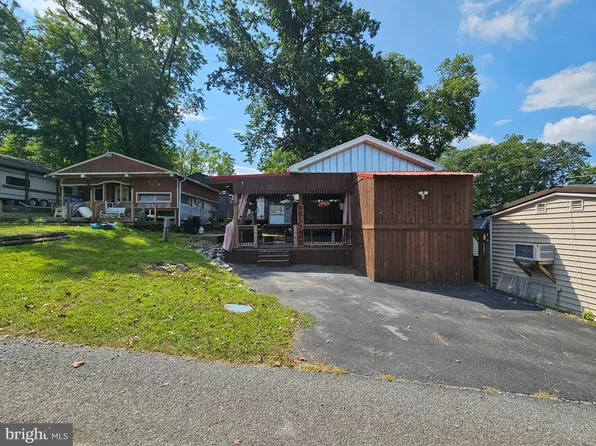 15 Barkway Dr, Falling Waters, WV 25419