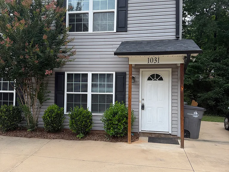 1031 Virginia St — Photo 1