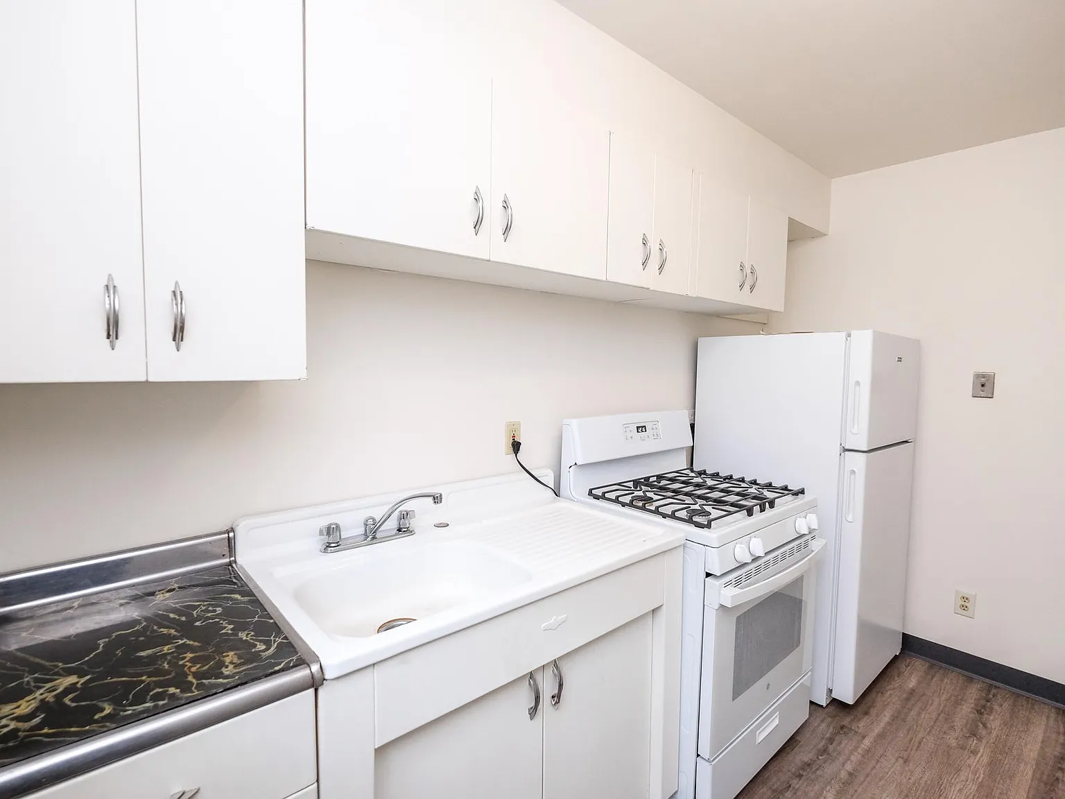 Laurel Terrace — Photo 4