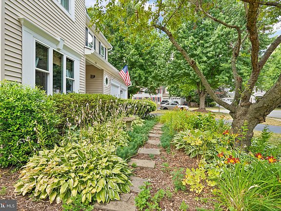 2nd image of 309 Ariel Dr NE