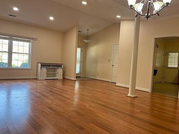 3rd image of 3428 Laurel Cir