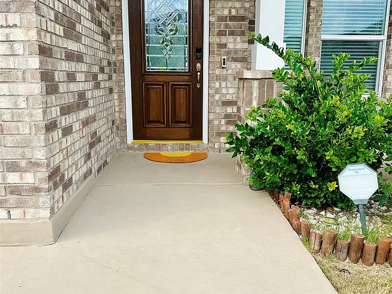 524 Ayinger Ln — Photo 2