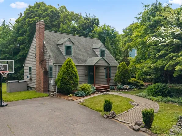 33 Spruce St, Shrewsbury, MA 01545