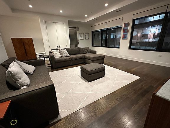 3rd image of 668 N Kingsbury St #207