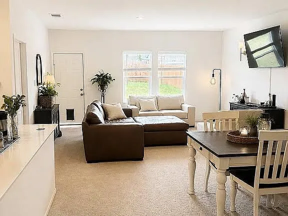 4 bed, 2.0 bath, 1690 sqft, $2,700 — Photo 2