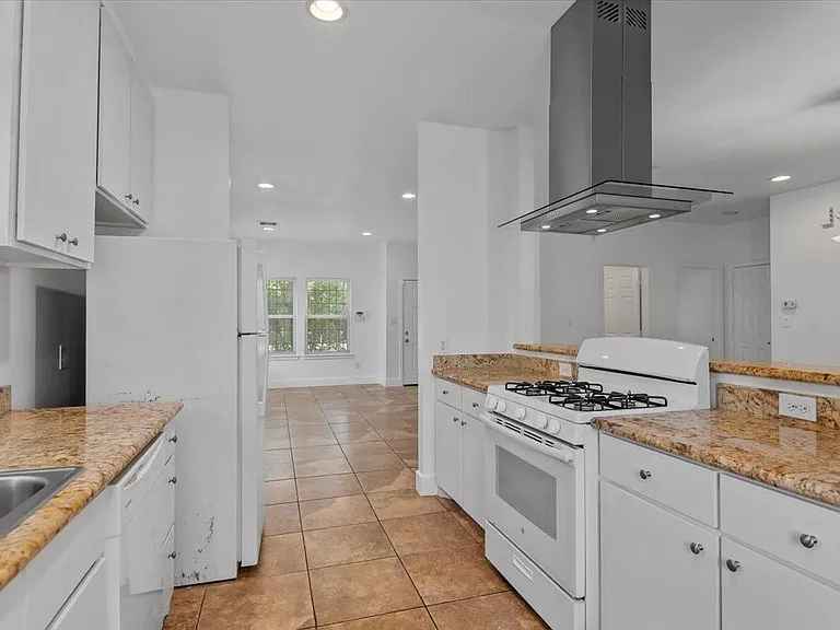 2514 Bennington St — Photo 15