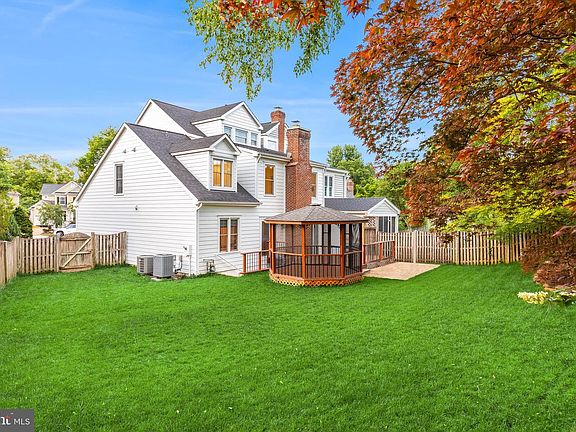3rd image of 215 Andover Ct NE
