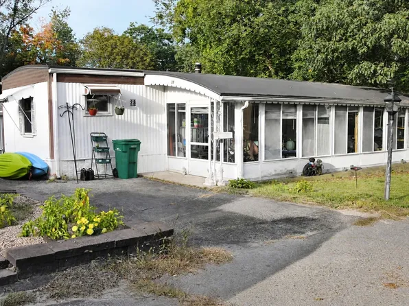 1237 Central St Trailer 28, Leominster, MA 01453
