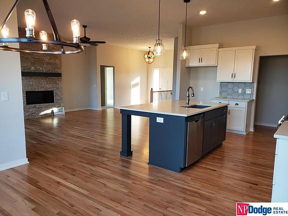 3rd image of 10426 S 106th St