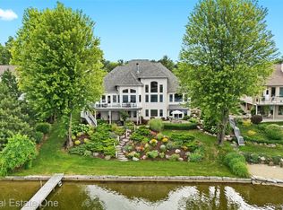 16048 Pine Bluff Ct, Fenton, MI 48430