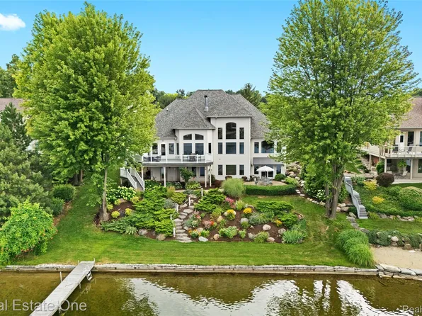 16048 Pine Bluff Ct, Fenton, MI 48430