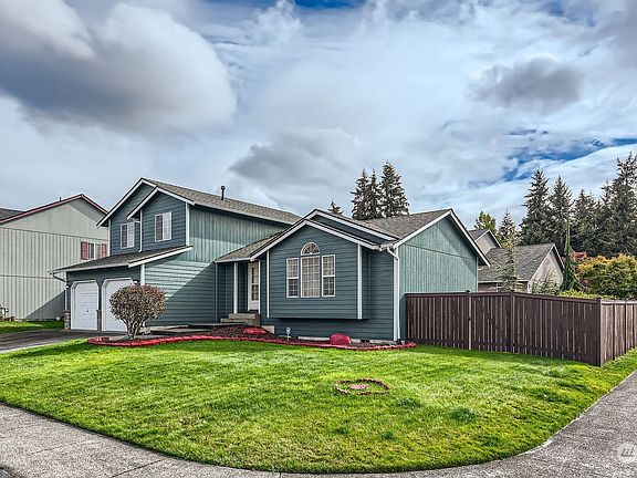 New exterior paint. Near 1/4 acre lot.>