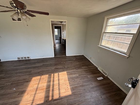 3rd image of 1302 Eastbrook Dr