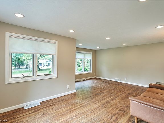 4th image of 3917 Mill St