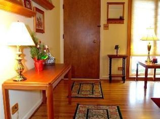 1046 Dell Rd, Northbrook, IL 60062