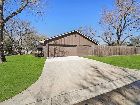 3rd image of 909 Oak Vista Ct
