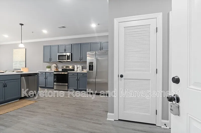 1 bed, 1.5 bath, 1300 sqft, $1,300 — Photo 2