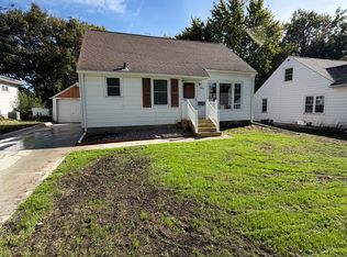 1906 Iowa St, Cedar Falls, IA 50613