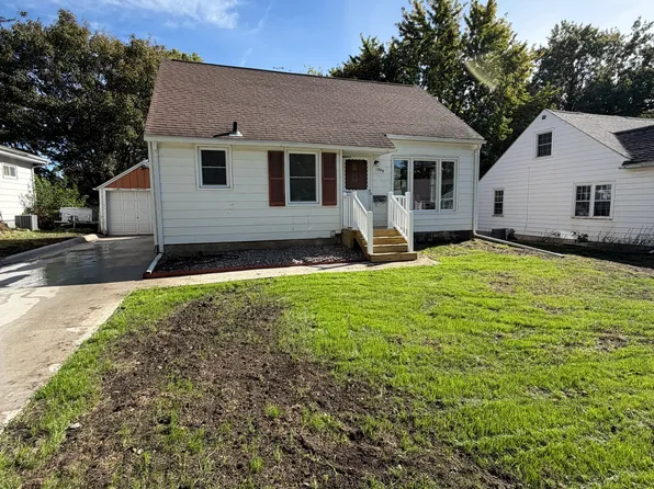 1906 Iowa St, Cedar Falls, IA 50613