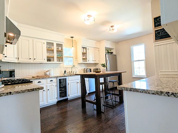 3rd image of 1305 Beacon Hill Ln