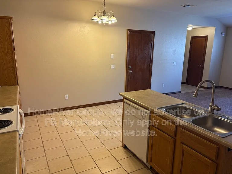 600 Garrison Ln — Photo 4