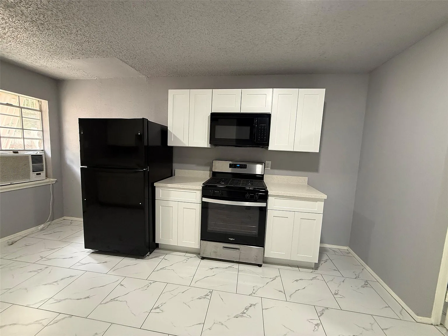 1 bed, 1.0 bath, 450 sqft, $900 — Photo 3