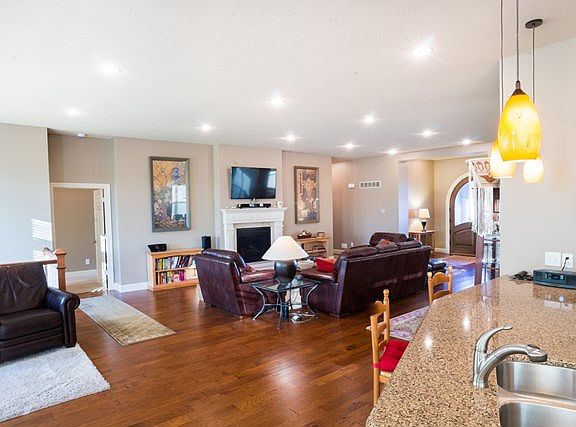 5th image of 310 Cape Coral Circle Dr