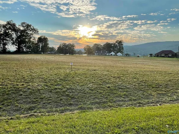 1092 Lake Forest Dr W, Gadsden, AL 35907