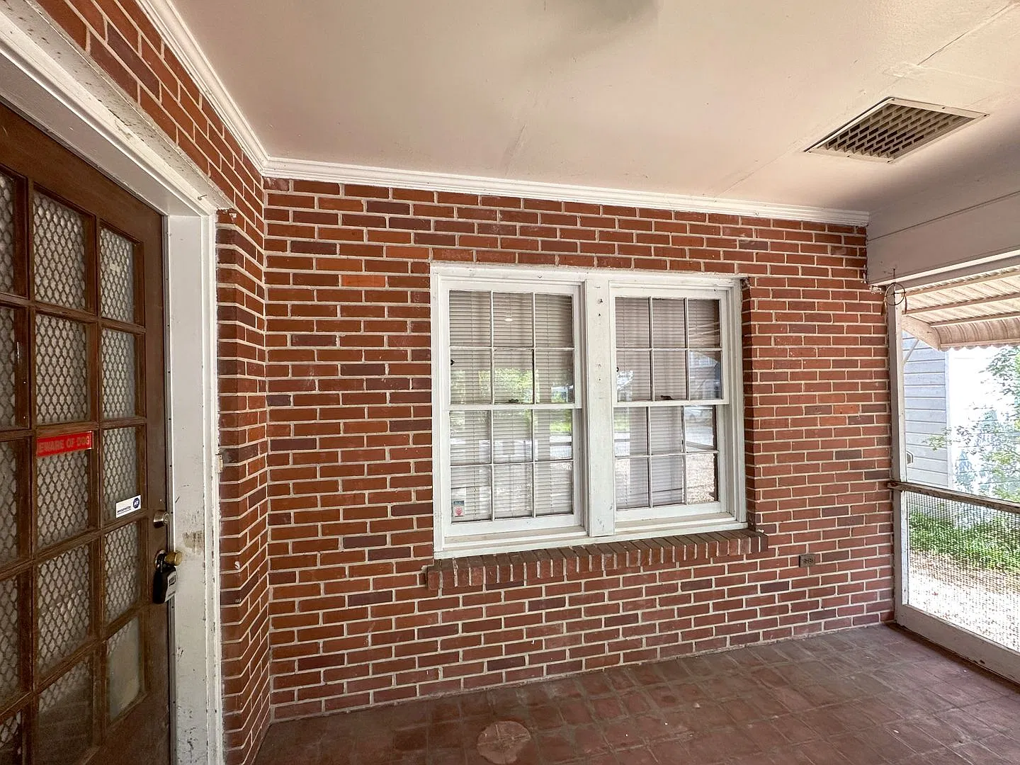 Beautiful Brick House Within Walking Distance to Campus! — Photo 2
